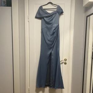 Asos Balklänning - Asos edition balklänning med org. pris 1569kr.   - Aldrig använd - Lätt att steama/stryka - Går att använda utan bh pga support i överdelen