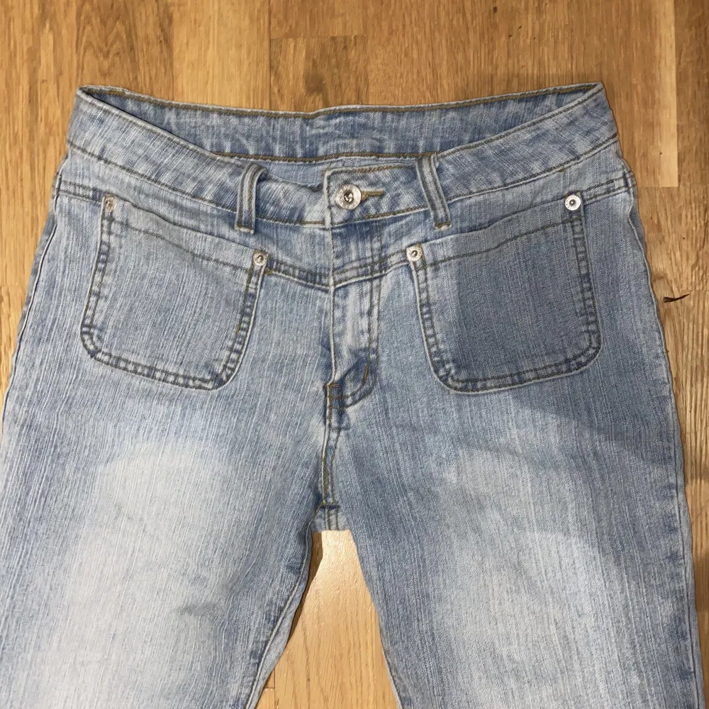 Lowwaist ljusblå bootcut jeans som tyvärr inte passar mig. Står storlek 40 men de är tajta på mig som är 36, så en 34 eller en liten 36a skulle nog passa bättre i dessa💋💋Bra längd på mig som är 168!. Jeans & Byxor.