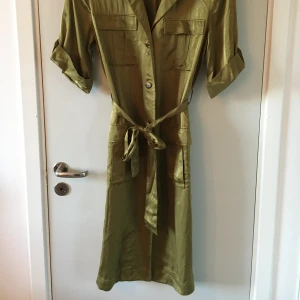 Olivgrön skjortklänning 38 - Silkig klänning med knappar framtill och band i midjan 