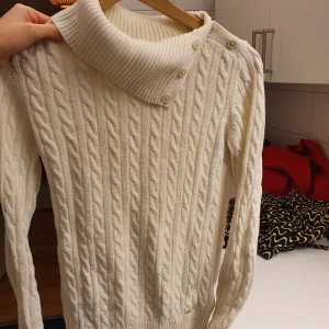 Tommy Hilfiger - Stickad tröja i vit från Tommy Hilfiger. Storlek S/P. 