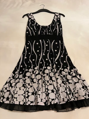 SISTERS POINT Klänning 'NOCA' - SISTERS POINT Klänning 'NOCA' svart och vit färg, använd en gång. Säljer enligt bilderna ovan.