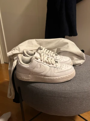 Air force 1  - Säljer dessa air force 1 i jättefint skick perfekt som julklapp till dig själv eller någon annan. Storlek 40. Pris 649 nypris 1349