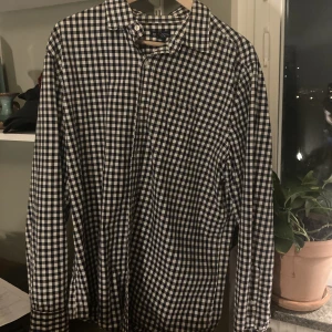 Rutig Gap skjorta. - Gap skojrta i storlek L