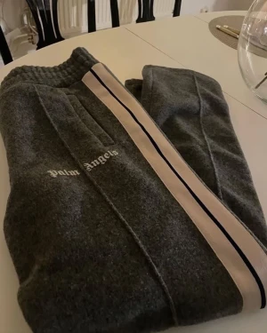 Palm angels wool (limited edition) - Kvalitet: 9.5 (knappt använda) Storlek: L Säljer de eftersom jag såg fel på storleken och råka beställa L istället för M