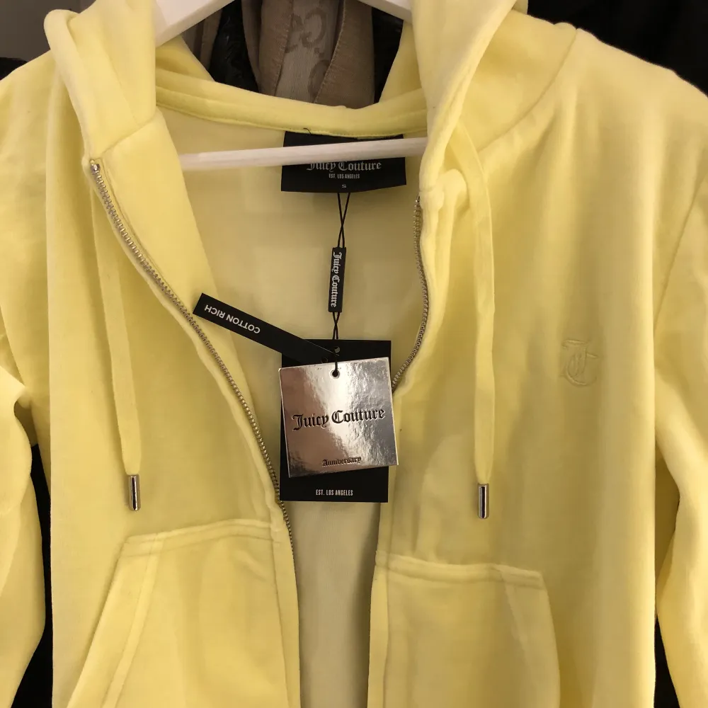 Hej, säljer en snygg gul Juicy hoodie i storlek S. Helt ny med tags på. Köptes för 1100. Vid snabb affär kan jag gå ned i pris! 🌟. Hoodies.