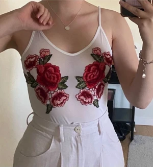 Topp, Carlings, strl S, vit - Strl S Färg: vit Carlings  Du kan också hämta varan hos mig istället att jag skickar till dig. Jag bor på Hornstull och på det sättet betalar du inte för frakten.