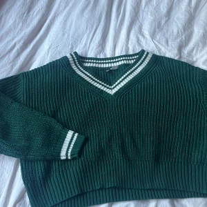 Grön stickad tröja - En grön stickad tröja med vita detaljer ifrån H&M. Aldrig använd.  Skriv ifall du har frågor!