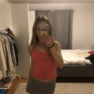 Rosa linne - Ett super fint linne ifrån Gina Tricot! Köptes i somras och är knappt använt💗