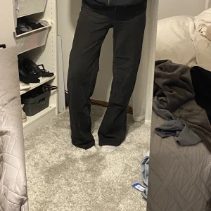 Jeans - Svarta jeans från zara! Medelhöga i midjan! Köparen står för frakten!