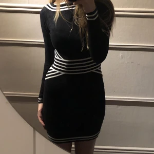 Klänning - Snygg klänning från Hm i strl S. Väldigt tjockt och mjukt material så är perfekt nu till vintern. 75kr+frakt