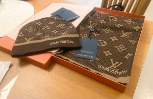 LV Set Mössa och halsduk  - Hej ! Jag säljer idag min:          🧥🧥🧥🧥LV Set 🧥🧥🧥🧥     🌡️I Condition: New’  💲| Pris: 2000 Sek  ✈️I Frakt är möjlig   För mer information elr pics kontakt med mig.   ‼️‼️‼️Jag inbjuder dig att köpa‼️