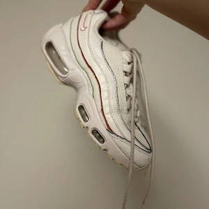 Nike Air Max 95  - Säljer mina tidigare favorit skor som tyvärr inte kommer till användning längre. Ett par Vita Air Max 95 med multicolor detaljer! Så fina men med några slitningar (bättre bilder går att få)🧡Köpta för 1600kr