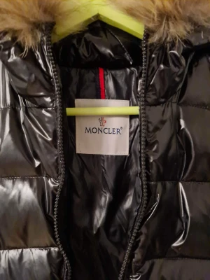 Monclearjacka - Säljer en jättefin monclearjacka strl S kan gå ner i pris vid snabbare affär köparen betalar frakten.