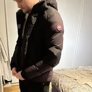 Snygg och varm jacka från Canada Goose! Säljer då den blivit för liten. Perfekt vinterjacka som håller länge😍 Använd, men i väldigt bra skick. Finns vissa mindre defekter. Skriv för fler bilder (tex lappar, defekterna) ⭐️nypris: 8.800kr