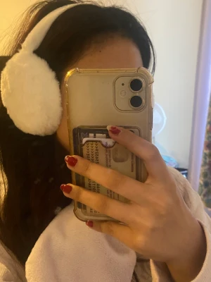 vita pluffiga öronmuffar - vita pluffiga öronmuffar som är justerbara!