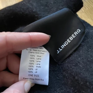 Ull halsduk från J.Lindeberg - Nu säljer jag dessa ullhalsdukar från J.Lindeberg i färgerna svart och grå. Måtten är: bredd 35cm, längd 170cm. Paketpris för båda är 1000kr, för en 650kr. Oanvända, så finns inget att anmärka på. Kan hämtas upp i Stockholm eller skickas spårbart.
