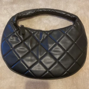 Handväska  - Säljer denna superfina väskan för att den Alldrig kommer till användning! Den är från Gina Tricot och bara använd 2 gr!😊 det finns 2 st fack i den, ett större med dragkedja och ett mindre lite mer öppet. 