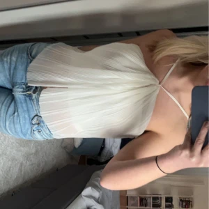 Vit Festtopp - Jätte snygg festtopp som passar bra till nyår! Aldrig använd då den är för liten på mig💕