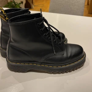 Dr martens  - Storlek 39. Knappt använda. Max använda 5 gånger. Några repor längst fram som syns på bilden men sen inget mer, och de syns knappast. Original pris 2 299kr. Men säljer dem för 800kr. Kan diskutera pris men va rimlig isåfall:)❤️