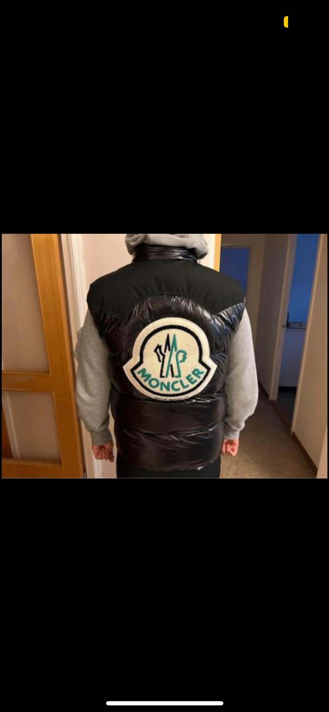 Säljer nu denna moncler väst för 1000 spänn, inga fel på den jätte fräsch och skön. - 90