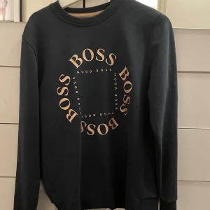 Hugo Boss Sweatshirt - Säljer min Hugo boss sweatshirt som jag knappt har använt alltså är skicket som ny. Regular fit. Originalpris 1400 kr. Pris kan diskuteras