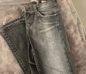 Låg midjade jeans - Säljer mina lågmidjade jeans då dem inte kommer till användning. Trendiga o väldigt snygga