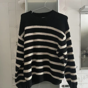 Stickad tröja - Stickad randig tröja, aldrig använd😊frakt ej inräknat 