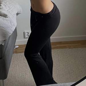 Low rise yoga pants från Victorias Secret (Lånade bilder från förra ägaren) super fina, men de passade tyvärr inte mig😭