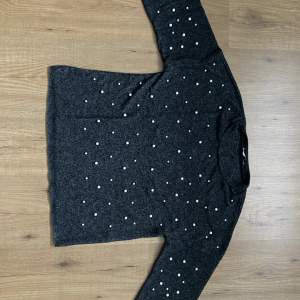 jättefin grå-svart kortärmad tröja från zara, säljer pga inte min stil längre, sitter löst, storlek S men passar även M (kanske L), bra skick (TRYCK EJ PÅ KÖP NU)