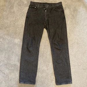 Weekday Space Relaxed Straight Jeans - Säljer nu mina Jeans från Weekday med modellen ”Space Relaxed Straight Jeans”  storlek 30/32  dom är sparsamt använda. Säljer pågrund av att dom är för stora. 