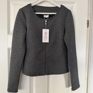 Mjuk kavaj - Tröja /kavaj /kofta med dragkedja  Helt ny, aldrig använd.   Kan skickas. Köparen står för frakten. 