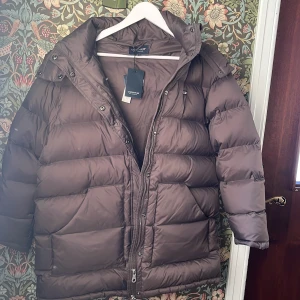 Lexington Parkas - Helt ny Lexington  Alba Dowm Parka i Strl M med lappar kvar. Fick som present i höstas av min sambo men jag tycker jackan är för stor för mig. Nypriset är 4995kr 