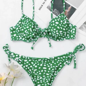 Bikini  - Säljer denna fina gröna bikinin. Den är aldrig använd bara testad. Säljer då de inte riktigt är min stil💕 