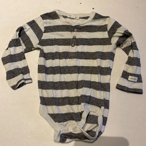 Randig body från newbie  - Fin body från newbie.  Köparen står för frakten. Jag skickar bild när jag postar paketet. Om fler intressen för kläderna finns kan bud ges.