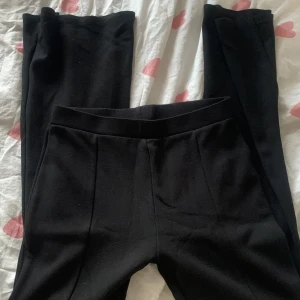 Lindex flare leggings - Bra skick även om det är använt mycket. Inga hål eller lösa trådar. Strl 146/152. 75 inklusive frakt