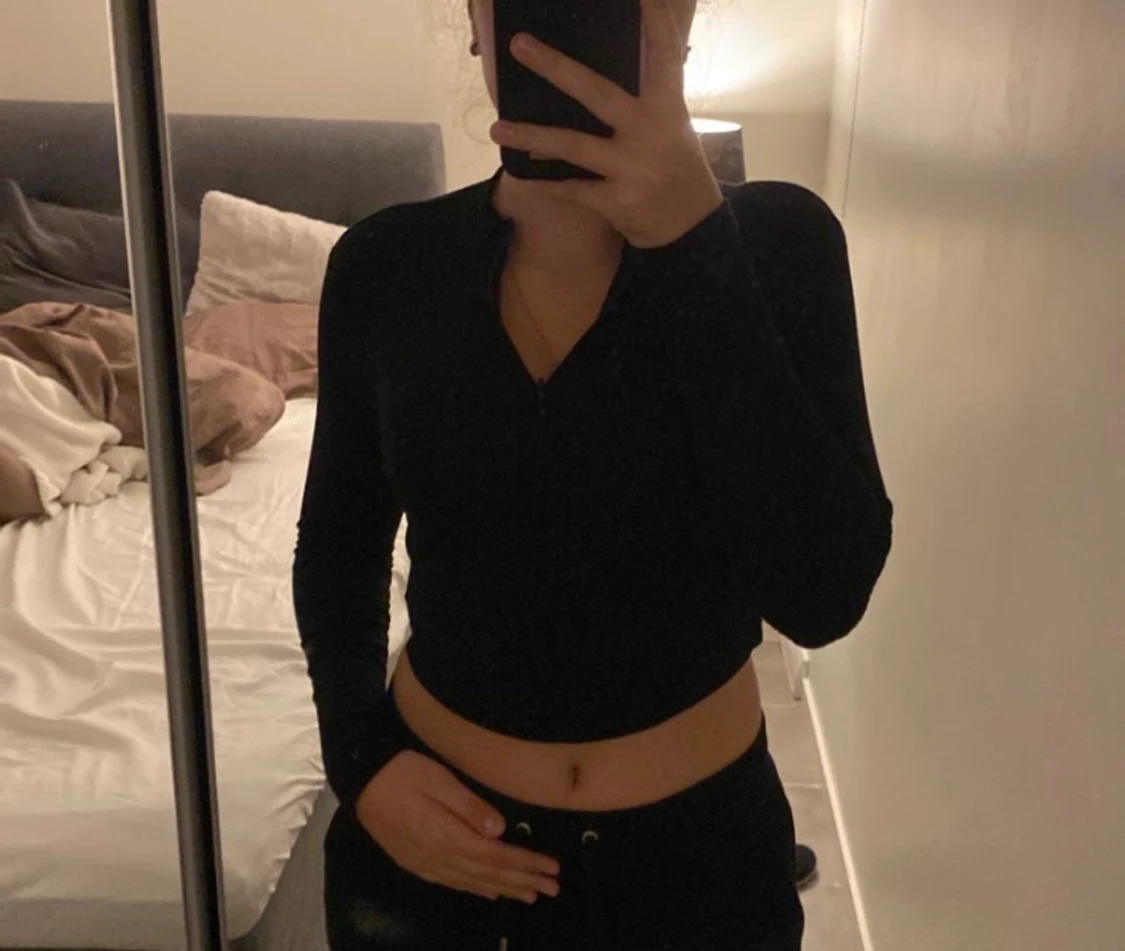 Svart tröja med dragkedja