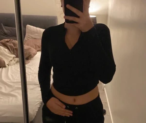 Svart tröja med dragkedja - Nyskick 