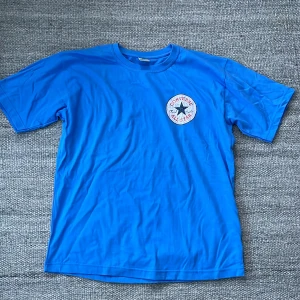 Converse tee  - Fint skick, cool färg size L 