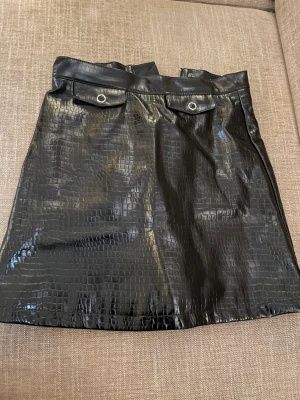 lackkjol  - säljer denna jätteballa lackkjolen med ormskinns-textur! säljer för att den inte passar mig längre! köptes på monki för mer än ett år sen och betalade ca 200kr för den men säljer för 60kr+frakt!🖤