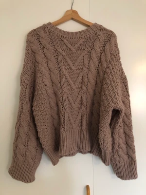 Chunky stickad tröja Nakd  - Stickad tröja från Nakd i storlek S/M och i färgen gammalrosa. Bara använd ett fåtal gånger så är i fint skick🌸