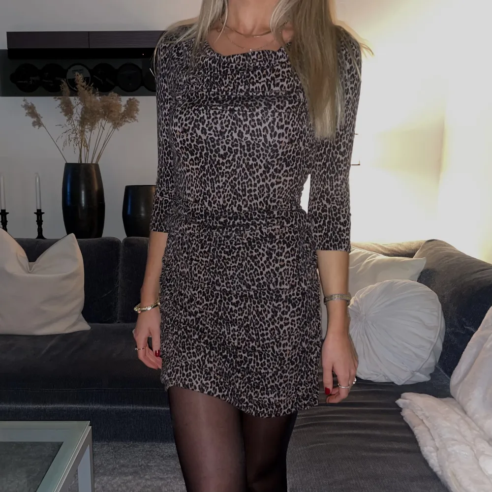 Säljer min leopardklänning från Redoute. Längden är som på sista bilden, men jag brukar dra upp den så den blir lite kortare 🤎använt 1 gång. Perfekt som nyårsklänning.. Klänningar.
