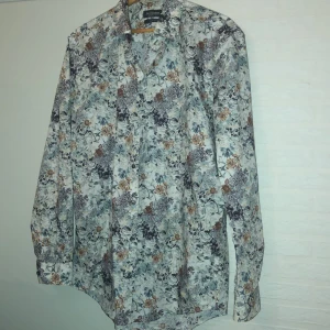 skjorta  - skjorta stl 43-44   pris 99 kr 