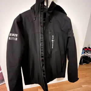 Vinterjacka sail racing  - Säljer denna herr vinter jacka från sail racing i storlek L, den har varit använd cirka 3 gånger så den är ren och i nyskick. Köpt för 4000kr men säljer för 1300kr