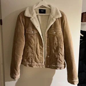 Manchester jacka - Brun/beige fodrad manchester jacka från Bik Bok, storlek M.