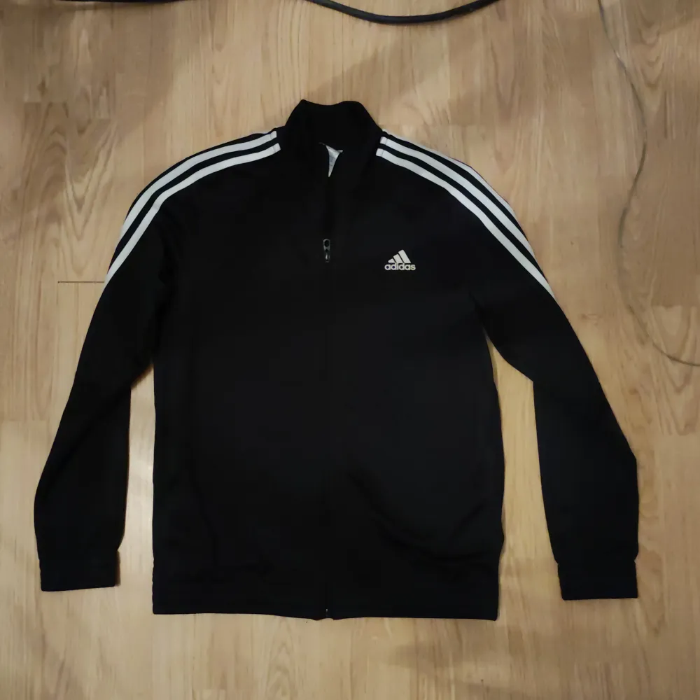 Tröja barnstorlek 158/164 adidas. Hoodies.