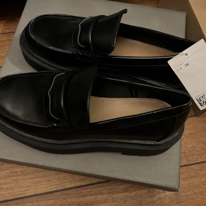 H&m loafers  - Snygga loafers frpn H&m i strl 38 aldrig använda! 