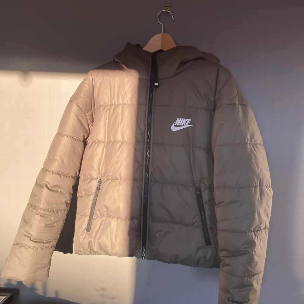 Säljer denna superfina mattgröna/olivgröna pufferjacket från Nike då den inte kommer till användning. Köpt förra året men inte använd mer än 3 gånger. Köparen står för frakt på 66kr!. Jackor.