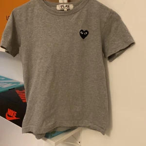 CDG t-shirt - En CDG t-shirt i storlek M men skulle säga att den passar xs, bra skick inga hål eller fläckar 