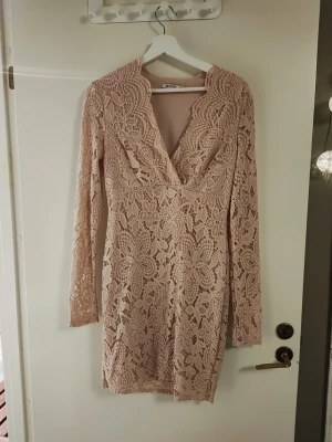 Festklänning spets - Oanvänt skick 