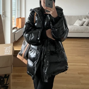 Jacka ZARA storlek M  - Puffjacka från ZARA storlek M, i nyskick!!! Passar S-M beroende på hur oversize man vill ha den, den är för stor för mig som har storlek XS. Frakt tillkommer på 116kr spårbart med postnord. GÅR EJ NER I PRIS